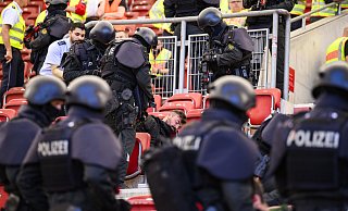 Die Polizei sichert bei einer praktische Übung einer Einsatzlage zur Fußball-Europameisterschaft eine Person. - Tom Weller/dpa