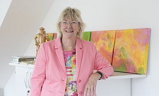 Susanne Schaefer-Dieterle setzt im Büro ihrer Agentur ssd Kommunikation in Hoberge-Uerentrup auf Farben – ebenso wie in ihrer Garderobe: Die Unternehmerin ist 70 geworden. - Peter Unger