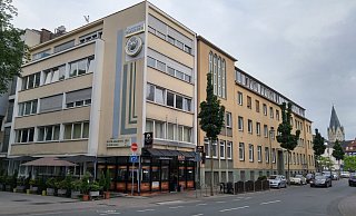 Der Eckbau sowie das sich anschließende Gebäude an der Heiersstraße sollen abgerissen und durch eine neue Häuserzeile ersetzt werden.  - Hans-Hermann Igges