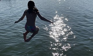 Sommer, Sonne, Badesee: Im August gab es viele warme Tage, an denen ein Sprung in die Badeseen in der Region erfrischende Abkühlung bot. Der heißeste Tag wurde übrigens mit 33,8 Grad am 13. August an der Wetterstation Rahden registriert. - Heike von Schulz