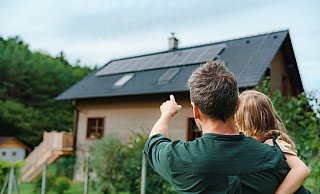 Photovoltaikanlagen sollen vorgeschrieben werden, frei stehende Einfamilienhäuser sind künftig eher nicht mehr gewünscht. Die Politiker werden in Kürze über neue Richtlinien für das Bauen in Bielefeld beraten. - Halfpoint - stock.adobe.com
