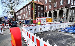 Bezirksbürgermeister Frederik Suchla beklagt, dass Fernwärmebaustelle im Bereich Stresemannstraße / Herforder Straße bereits seit Monaten besteht. Der Zugang zu den Einkaufsbereichen leide darunter erheblich. - Barbara Franke