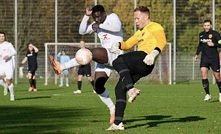 Yatma Wade (l.) ist mit elf Toren der treffsicherste Spieler im Team des VfL Theesen. - Peter Unger