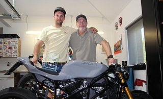 Die Harsewinkeler Rolf und Simon Belke haben ein Motorrad umgebaut. - Joe Cubick