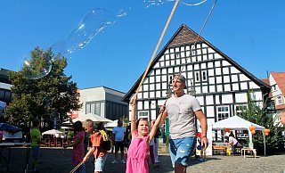 Alexandra Sieber (4) probierte sich an dem Seifenblasenmachen mit den zwei großen Stäben aus. - Lia Vette