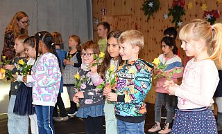 Der Schulchor hat am Adventsnachmittag seinen allerersten Auftritt. Rund 20 Sängerinnen und Sänger stehen auf der Bühne der Südstadtschule und bekommen am Ende gelbe Rosen geschenkt. - Karin Prignitz