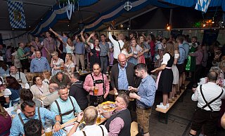 Das Festzelt war auch beim vorerst letzten Oktoberfest 2019 mit tanzfreudigen und feuchtfröhlichen Gästen in Oktoberfesttracht besetzt. Archivfoto: Noah Wedel - Noah Wedel