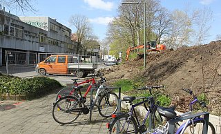 Letzte Vorarbeiten: Ein Baggerführer rupft Wurzeln der im Februar gefällten Bäume aus dem Bahndamm. Direkt am Bahnhof entsteht Bad Oeynhausens erstes Fahrradparkhaus. - Ulf Hanke