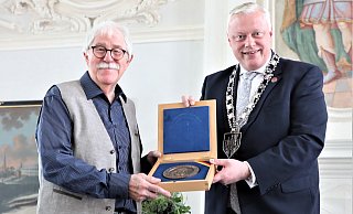 Festredner Herbert Günther (l.) bekam von Bürgermeister Daniel Hartmann die Fallersleben-Plakette überreicht. - Simone Flörke Festredner Herbert Günther (l.) bekam von Bürgermeister Daniel Hartmann die Fallersleben-Plakette überreicht. - Simone Flörke