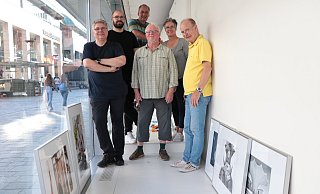 Axel Czypionka (v. l.), Tobias Vorwerk, Hagen Franke, Heinz-Dieter Voskamp, Monika Lumperda und Dave Lubek zeigen ihre Fotografien im Schaufenster der leerstehenden Kaufhof-Filiale in der Westernstraße. - Holger Kosbab