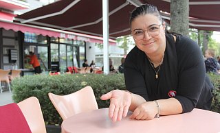 Margherita d'Amuri vom Eiscafé "Cordella" zeigt die QR-Codes auf den Tischen. 80 Prozent ihrer Gäste haben den Code genutzt. - Ulf Hanke