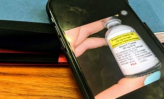 Dieses Handyfoto zeigt das Fläschchen des Narkosemittels Propofol, dass eine Patientin im Klinik-Bett fand. Sie sagt, dass ihr Hinweis auf ihre Bewusstlosigkeit von der Klinik abgetan wurde. - Jens Reichenbach