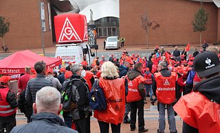 Auf dem Käthe-Elsbach-Platz trafen sich rund 400 Beschäftigte der holz- und kunststoffverarbeitenden Industrie. - Louisa Rabeneick