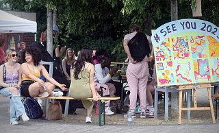 Viele Jugendliche nutzen die Atmosphäre des „See You“-Festivals für ein lockeres Pläuschchen. - Felix Eisele