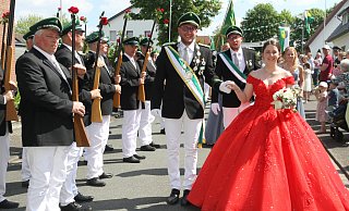 Das Königspaar Michael Berg und Pia Golsch steht beim großen Festumzug in Weiberg im Mittelpunkt. - Johannes Büttner