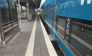 Das 49-Euro-Ticket soll den ÖPNV attraktiver machen und mehr Arbeitnehmer dazu bringen, mit dem Zug zur Arbeit zu fahren. - Anastasia von Fugler