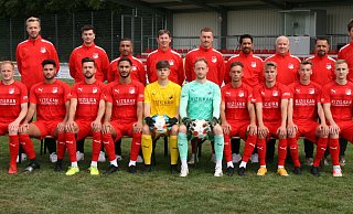 Das neue Funktionsteam des VfL Theesen mit den Spieler-Zugängen. - Bentrup