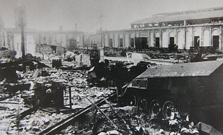 Die Weserhütte nach dem Bombenangriff. - Stadtarchiv