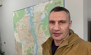 Sichtlich erschöpft, aber dankbar für die Hilfe: Vitali Klitschko in dem Grußvideo, das er nach der Ankunft des Transporters zurück nach Ostwestfalen schickte. - Bethel