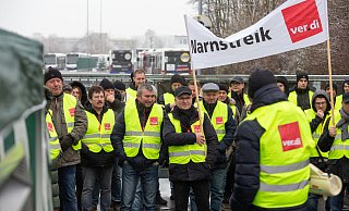 Rund 100 Beschäftigte haben sich vor dem Tor zum Padersprinter-Gelände versammelt. - Niklas Tüns