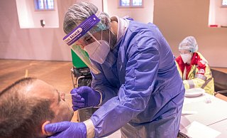 Gerade für Menschen, die nicht gegen das Coronavirus immunisiert sind, dürften Virenabstriche zur lästigen Routine werden. - Symbolbild: Pixabay