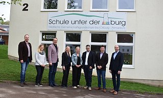 Dominic Gehle (Schulamt für den Kreis Höxter, v. l.), Alena Schultz (Digitalisierungsbeauftragte der Schule unter der Iburg), Meinolf Klahold (Bezirksregierung Detmold/ Regionalkoordinator für die Bildungsregion Höxter), Angela Brabender (stellvertretende Schulleiterin Gesamtschule Bad Driburg), Marion Oeynhausen (Schulleiterin Schule unter der Iburg), Simon Tewes (Schulleiter Gesamtschule), Michael Scholle (Erster Beigeordneter) und Bildungsdezernent Uwe Damer (Bildungsdezernent) freuen sich, dass Bad Driburg digitaler Modell-Schulstandort ist. - Stadt Bad Driburg Dominic Gehle (Schulamt für den Kreis Höxter, v. l.), Alena Schultz (Digitalisierungsbeauftragte der Schule unter der Iburg), Meinolf Klahold (Bezirksregierung Detmold/ Regionalkoordinator für die Bildungsregion Höxter), Angela Brabender (stellvertretende Schulleiterin Gesamtschule Bad Driburg), Marion Oeynhausen (Schulleiterin Schule unter der Iburg), Simon Tewes (Schulleiter Gesamtschule), Michael Scholle (Erster Beigeordneter) und Bildungsdezernent Uwe Damer (Bildungsdezernent) freuen sich, dass Bad Driburg digitaler Modell-Schulstandort ist. - Stadt Bad Driburg