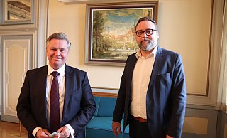 Bürgermeister Tim Kähler (l.) und der Beigeordnete für Bildung, Patrick Puls, geben Auskunft über die derzeitige Flüchtlingssituation. - Susanne Barth