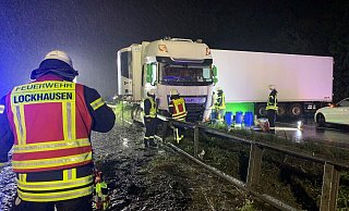 Der LKW hat sich auf der Leitplanke auf der Autobahn 2 verkeilt. - Daniel Hobein / Freiwillige Feuerwehr Bad Salzuflen