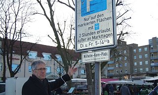 Der inzwischen in den Ruhestnd getretene ehemalige Bezirkseamte Ulrich Riebe blickt auf das Schild am Eingang zum Wilhelm-Kern-Platz. An Markttagen hat er sich hier regelmäßig blicken lassen. - Karsten Schulz