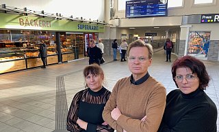Der Schenke-Markt mit Bistro und Bäckerei bleibt geöffnet, wenn ab dem 20. November für 30 Tage lang kein Zug mehr den Bahnhof Gütersloh ansteuert. Tatjana Kasper (von links), Christian Schenke und Edita Cause sind von der Nachricht der Deutschen Bahn am Donnerstag überrascht worden. - Christian Bröder