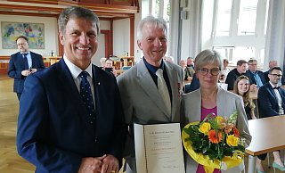 Landrat Michael Stickeln überreicht SPD-Politiker Andreas Suermann das Bundesverdienstkreuz im Beisein seiner Ehefrau Monika Suermann. - Burkhard Battran