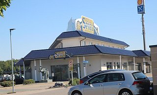 Die "Grand Spielhalle" am Autohof wird aktuell nachts als Bistro weiterbetrieben. Experten zweifeln an, dass das seine Richtigkeit hat. - Jan-Henrik Gerdener