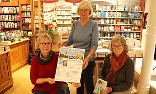 Martina Lange (v. l.), Gabriele Gerland und Viktoria Affeldt stellen das Programm der Oerlinghauser Stadtbuch-Aktion vor. - Birgit Guhlke/Neue Westfälische