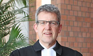 Superintendent Volker Neuhoff sieht die Weihnachtsbotschaft als Aufruf an die Menschen, in der Welt tätig zu werden. - EKP