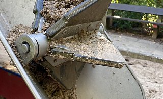 Das Schaufelrad am Kletterturm ist durch den harten und grobkörnigen Sand schon sehr schwergängig geworden - und fast schon unbrauchbar. - Felix Eisele