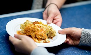 Das Mittagessen im Offenen Ganztag wird teurer. - dpa/Hauke-Christian Dittrich