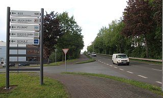 Die Ortstafel an der General-Bishop-Straße soll zukünftig an der Einmündung zur Dr.-Max-Ilgner-Straße stehen, so dass die Radler in Richtung Westen auf dem Radweg fahren müssen. - Klaus Frensing