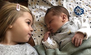 Die große Schwester Toni beobachtet den neuen Familiennachwuchs aufmerksam. - Vivien Horsthemke