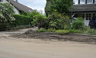 Regen und Schlamm machten den Anwohnern des Bünder Fußwegs nach dem Starkregen am Abend des 20. Mai richtig zu schaffen. Zahlreiche Keller liefen voll. - Yvonne Gottschlich