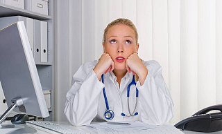 Viele Kinder- und Jugendärzte arbeiten ständig am Limit, und darüber hinaus. Etliche Eltern kommen auch nur in die ohnehin überfüllten Praxen, um sich ein Attest für den Arbeitgeber oder die Schule zu holen. - imago/McPHOTO