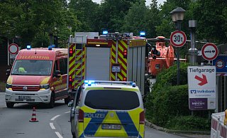 Der Intercity aus Amsterdam nach Berlin steht hinterm Bahnhof Bad Oeynhausen. Die Feuerwehr ist im Einsatz. Ein Rettungshubschrauber ist gelandet. - Ulf Hanke