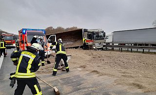 40 Tonnen Sand landete nach dem Unfall auf alle Spuren der A2. Die Feuerwehr ist über Stunden im Einsatz.  - Lothar Zimmermann