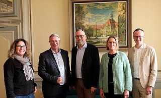 Jugendamtsleiterin Tanja Stölting, der SPD-Landtagsabgeordnete Christian Dahm, der Herforder Beigeordnete Patrick Puls, Bildungsamtsleiterin Heidi Pahmeyer und Sozialamtsleiter Frank Holtmann diskutierten über die Lage der Kitas und des Offenen Ganztags in Stadt und Land. - Frank-Michael Kiel-Steinkamp