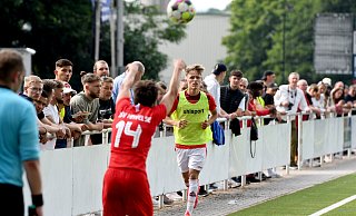 Dicht an dicht: Rund 120 Zuschauer wollen das Testspiel in Werste sehen. - Jürgen Krüger