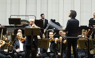 Jonathon Heyward dirigiert die NWD im Herforder Schützenhof und damit zum letzten Mal "seine" Philharmoniker. - Philipp Tenta