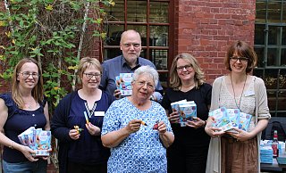 Alexander Steinberg (hinten), Kathrin Wiesner (v.l), Nicole Seregin, Monika Egner, Susanne Drechsler und Stefanie Redecker freuen sich über das neue Angebot. - Melina Nentwig