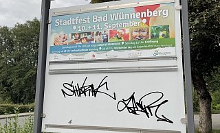 Solch ein Schriftzug wie auf dieser Veranstaltungstafel ist an mehreren Stellen im Stadtgebiet zu finden. - Stadt Bad Wünnenberg