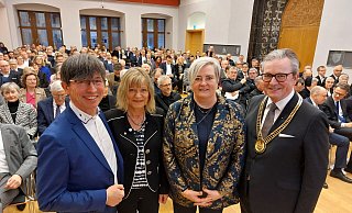 Beim Neujahrsempfang im Paderborner Rathaus: Gunther Olesch (v. l.) mit seiner Ehefrau Martina gemeinsam mit Bürgermeister Michael Dreier (r.) und Ehefrau Beate. - Viktoria Bartsch