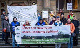 Naturschützer protestieren vor dam Alten Rathaus in Bielefeld gegen die Amprion-Pläne zum Bau von Großtransformatoren auf schützenswerten Naturflächen. - Sarah Jonek Fotografie