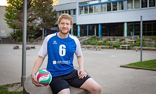 Ein Mann, ein Ball: Fabian Bohr ist begeisterter Volleyballer beim TuS Brake. - Mike-Dennis Müller / www.mdm.photo